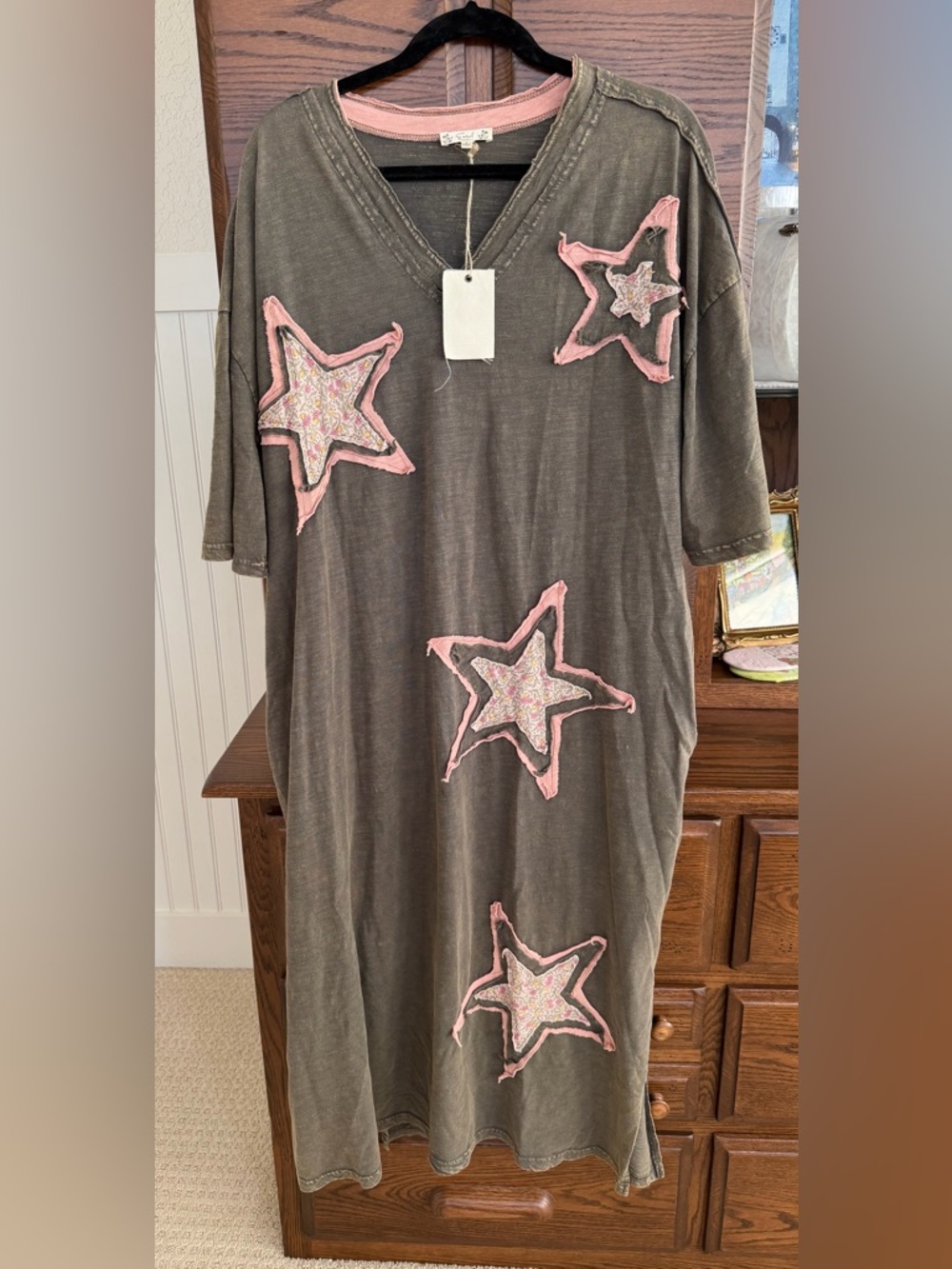 Easel Relaxed V-Neck Midi Dress with Pink Star Appliqués - Washed Charcoal - Picture 5 of 6